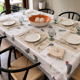 Pack Mesa Lista Gallinas · Mantel + 6 Individuales + 20 Servilletas GRATIS