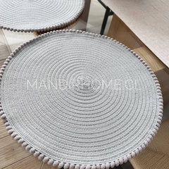 Individual Redondo Tela Pompones Gris