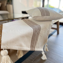 Set piecera origen café con borlas 210x60cm + 2 fundas cojín 45x45cms | Cuenta decorativa gratis