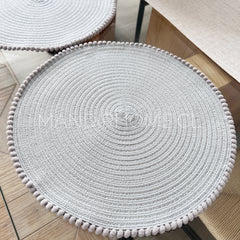 Individual Redondo Tela Pompones Gris