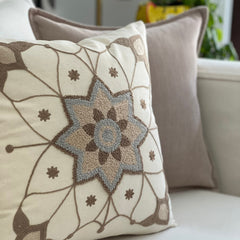 Funda de Cojín Bordado Mandala Beige Cuadrada 45x45cms