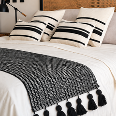 Set piecera negra borlas 210x70 + 4 cojines Marsella con rellenos gratis - Mandir Home