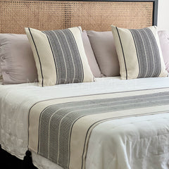Set piecera trama negro tejida con borlas 210x70cm + 2 fundas cojín 50x50cm + cuenta decorativa gratis