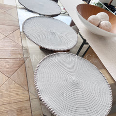 Individual Redondo Tela Pompones Gris