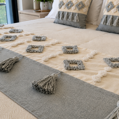 Set piecera boho gris borla 210x60cms + 2 fundas cojín y 45x45cms