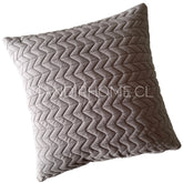 ¡Queda 1! Funda de Cojín Terciopelo Costuras ZigZag Gris Cuadrada