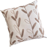 Cojín decorativo beige con textura bordada para sofá o dormitorio
