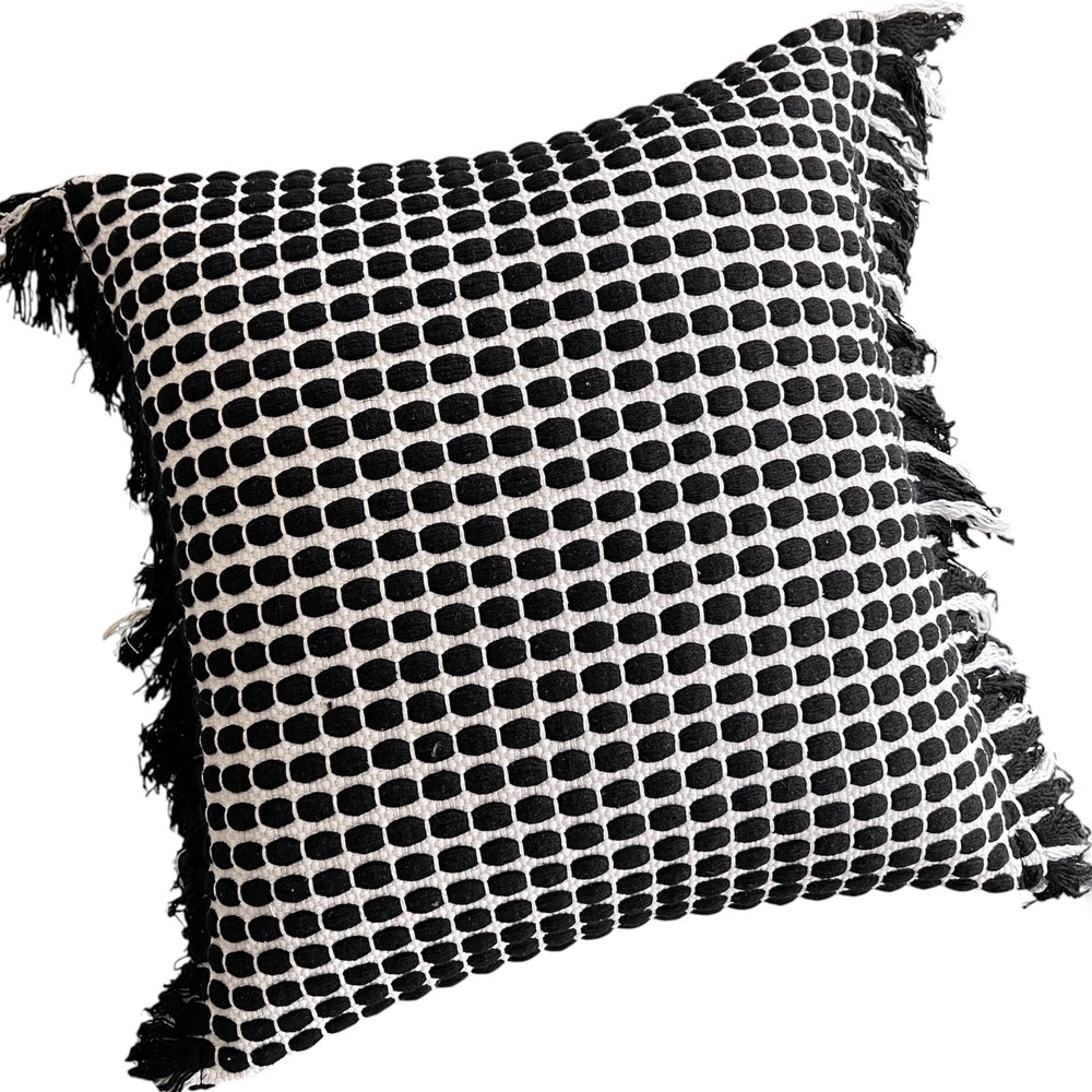 Cojín decorativo negro con textura geométrica para sofá moderno