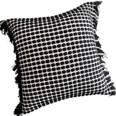 Cojín decorativo negro con textura geométrica para sofá moderno