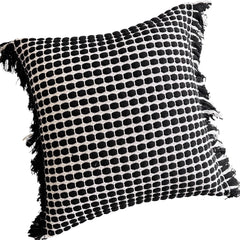 Cojín decorativo negro con textura geométrica para sofá moderno