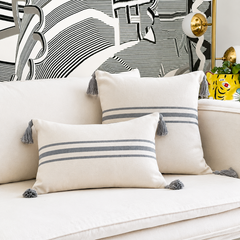 Cojines decorativos neutros para sofá moderno estilo acogedor