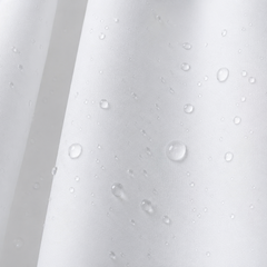 Cortina de baño blanca impermeable con tela repelente al agua y gotas visibles