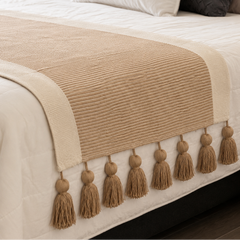 Piecera decorativa beige bicolor para cama King o sofá estilo cálido y acogedor