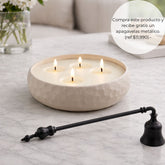 Vela grande artesanal decorativa 4 mechas 18x5 cm + Apaga velas metálico de regalo - Mandir Home