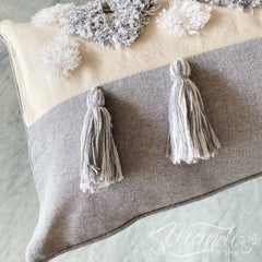 Funda de Cojín Boho Gris Borlas Rectangular