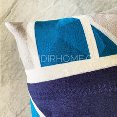 ¡Queda 1! Funda de Cojín Bordada Leopoldo Geométrico Azul Gris y Blanco.