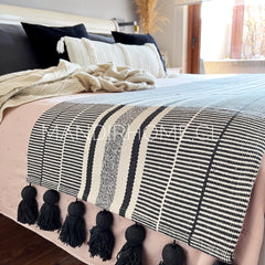 Piecera 2p/King Algodón Negro y Crudo Tejido Borlas 210x60cms