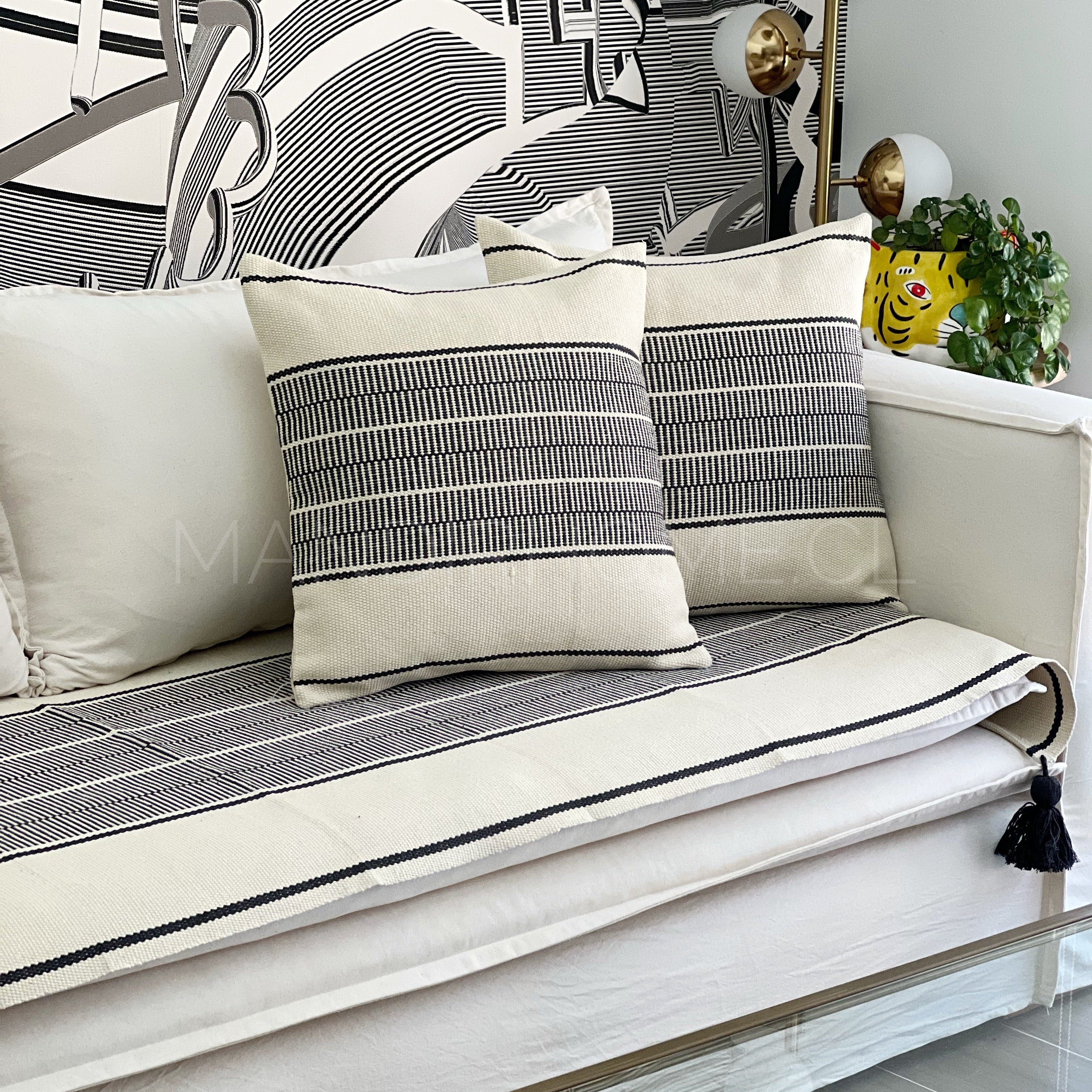 Set Piecera Negra Tejida con Borlas 210x70 cm + 2 Fundas Cojín 50x50 | Decoración de Dormitorio