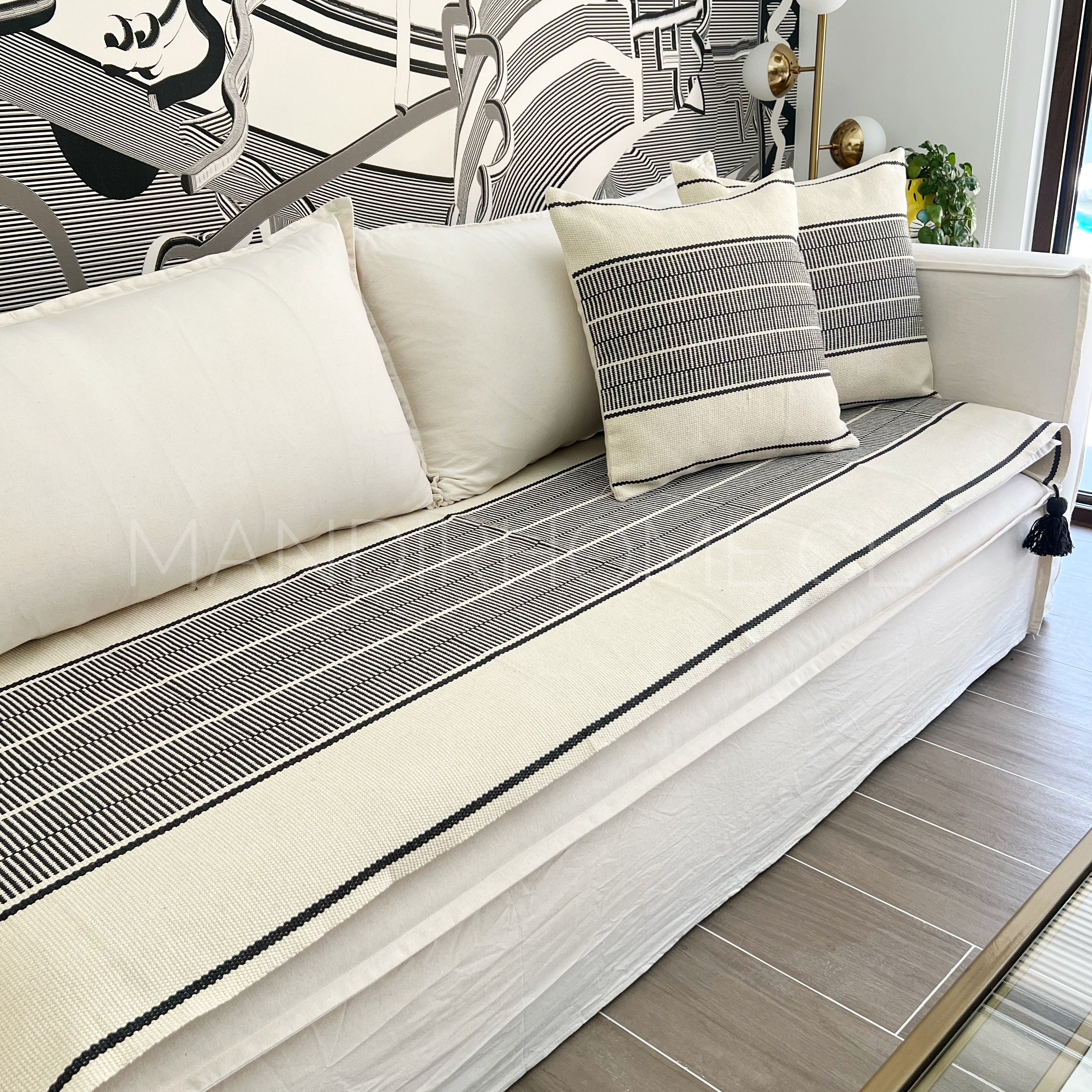 Set Piecera Negra Tejida con Borlas 210x70 cm + 2 Fundas Cojín 50x50 | Decoración de Dormitorio