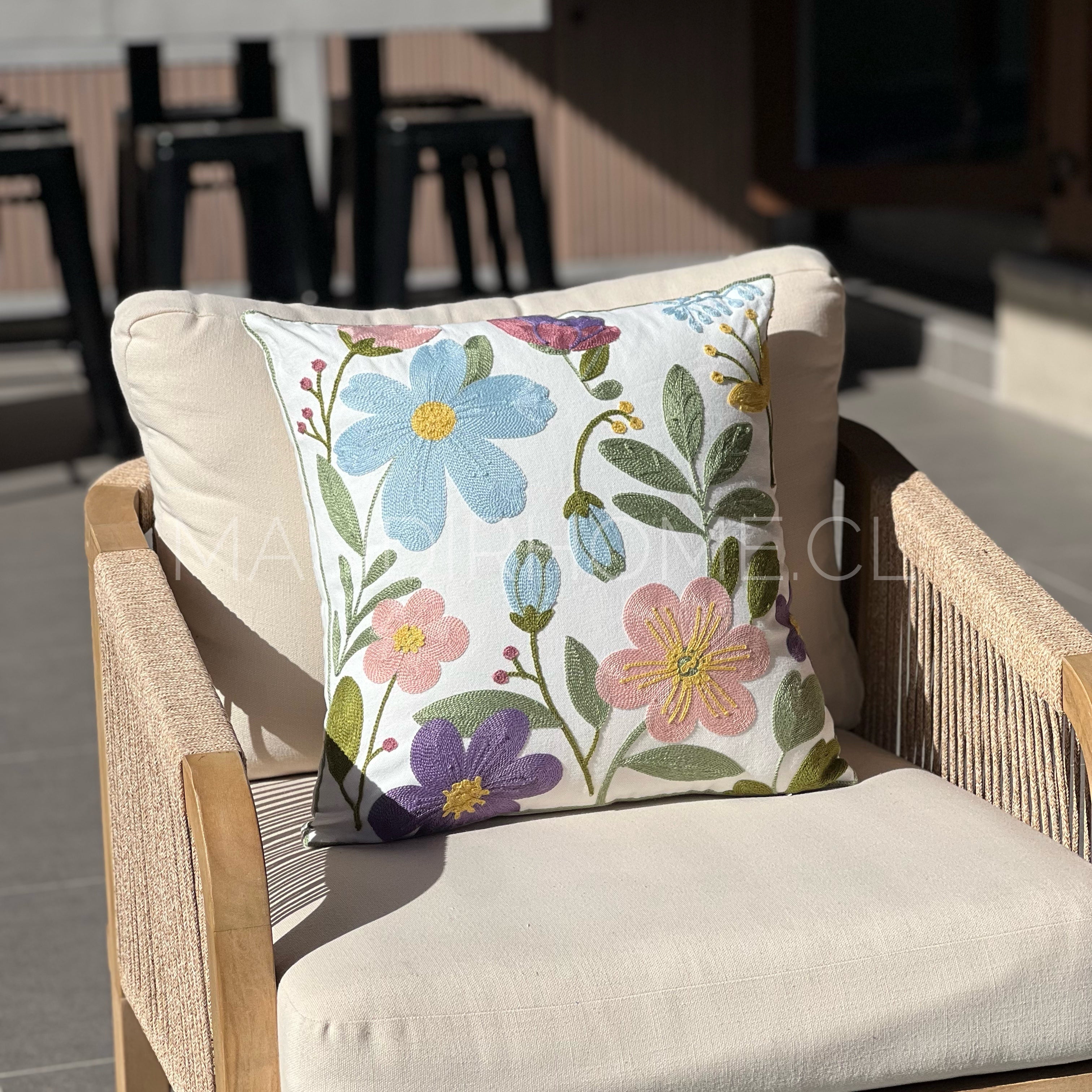 Funda de Cojín Bordada Flora 45x45cms