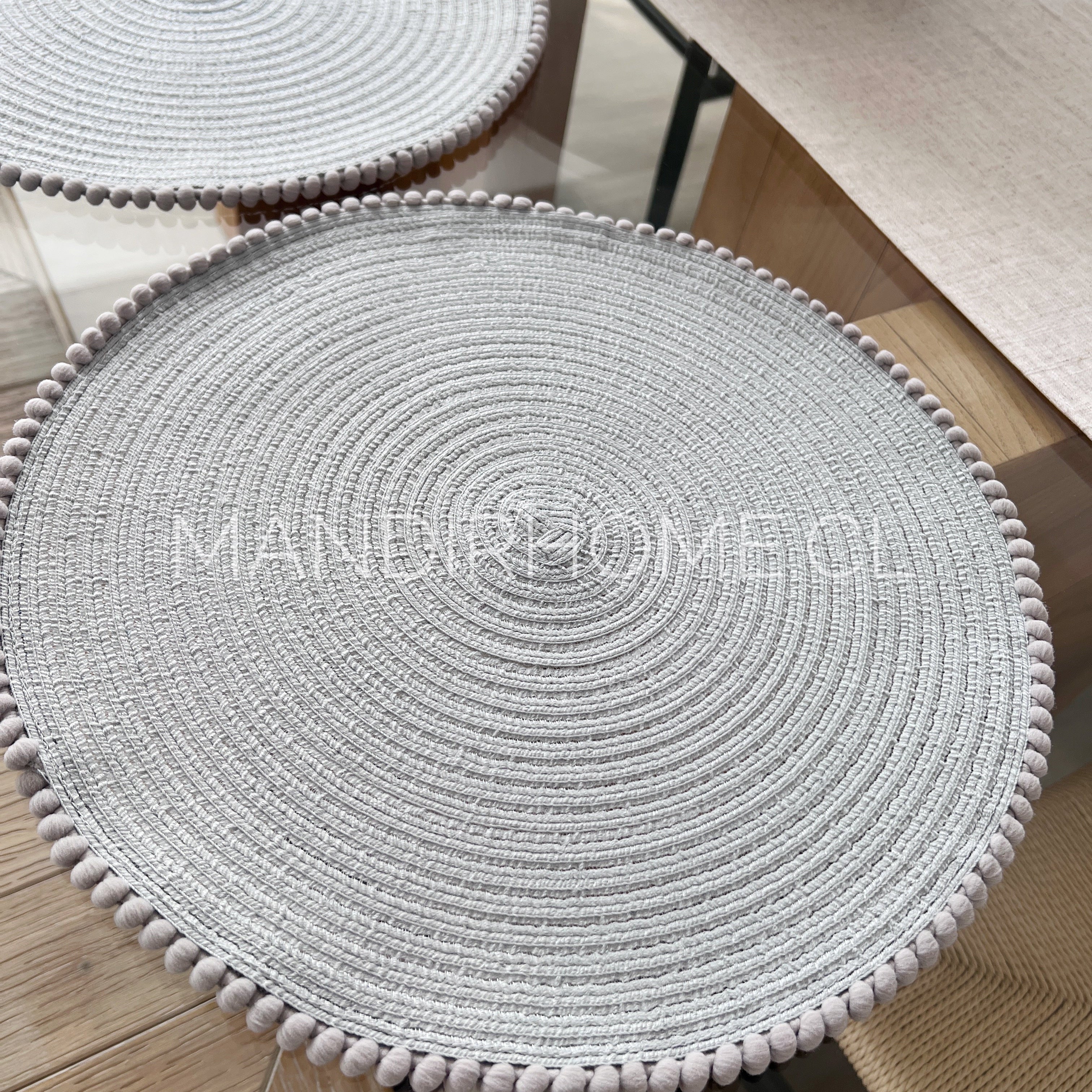 Individual Redondo Tela Pompones Gris