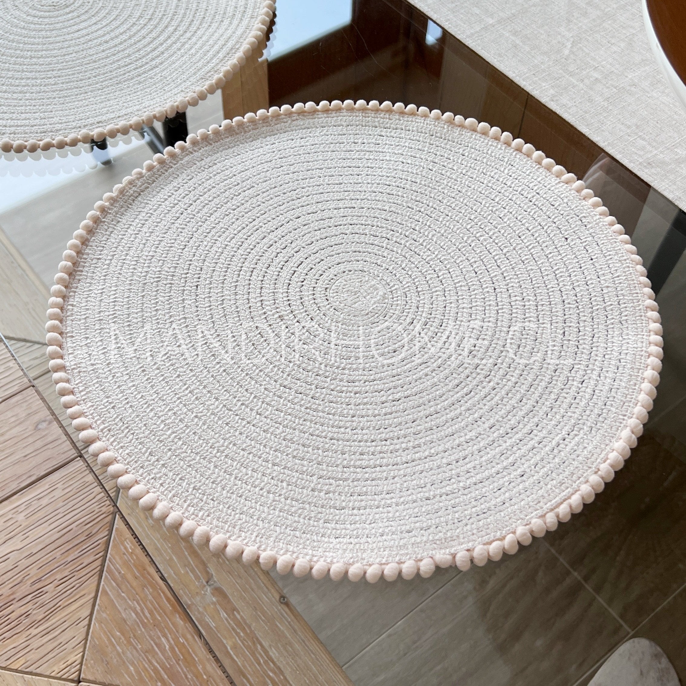 Individual Redondo Tela Pompones Crudo