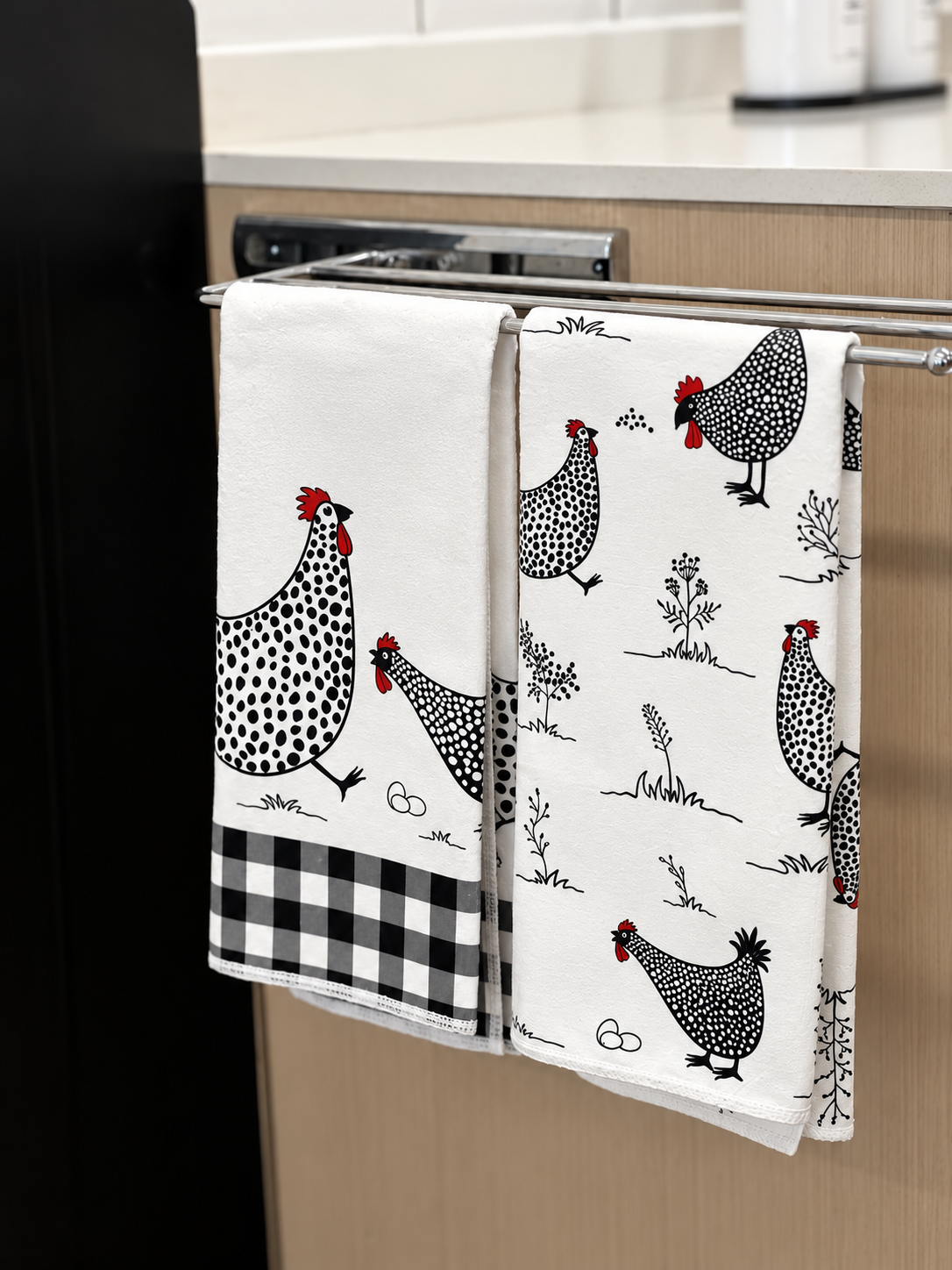 Mantel Antimanchas Gallinas 140x220 cm + 2 Paños de Cocina de Regalo
