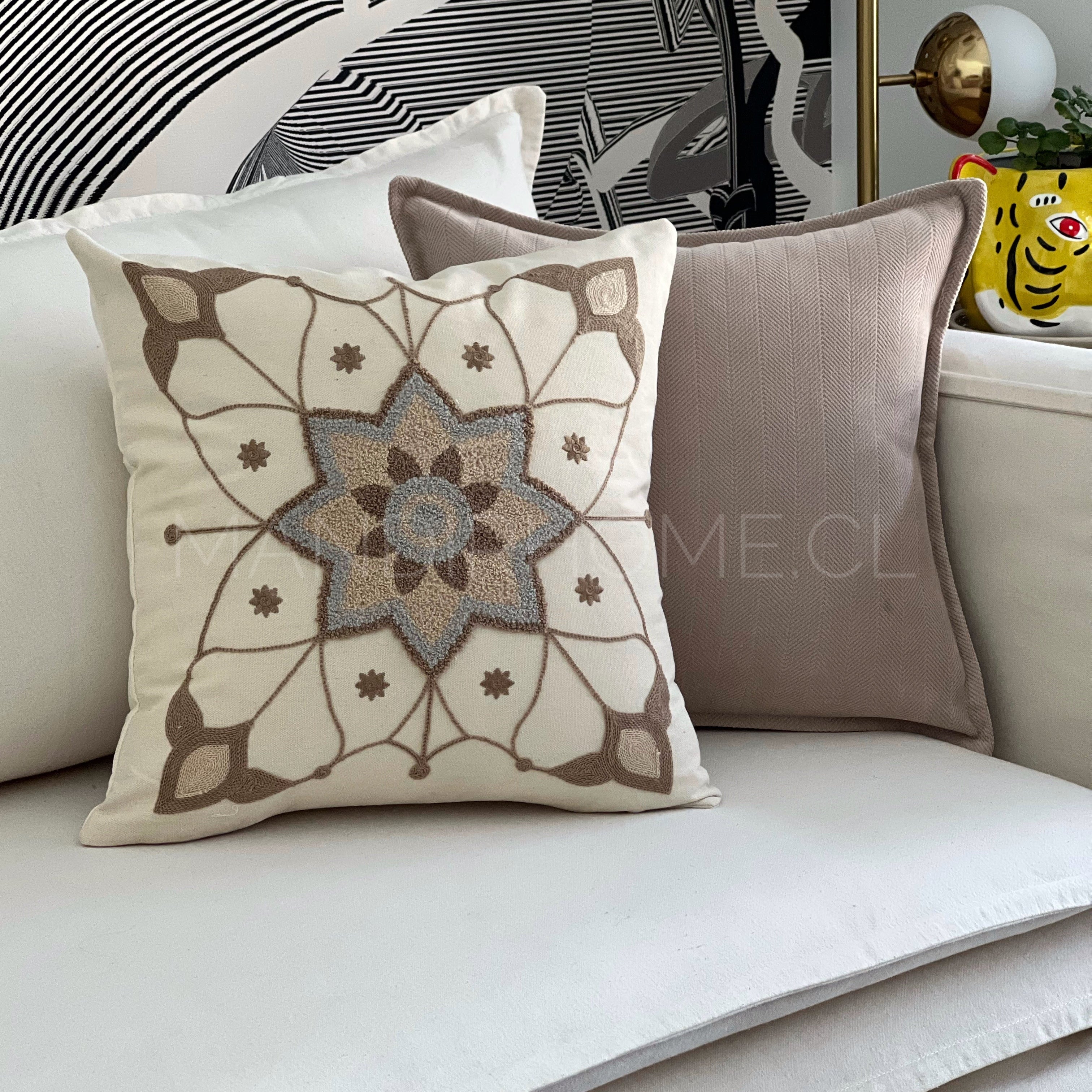 Funda de Cojín Bordado Mandala Beige Cuadrada 45x45cms