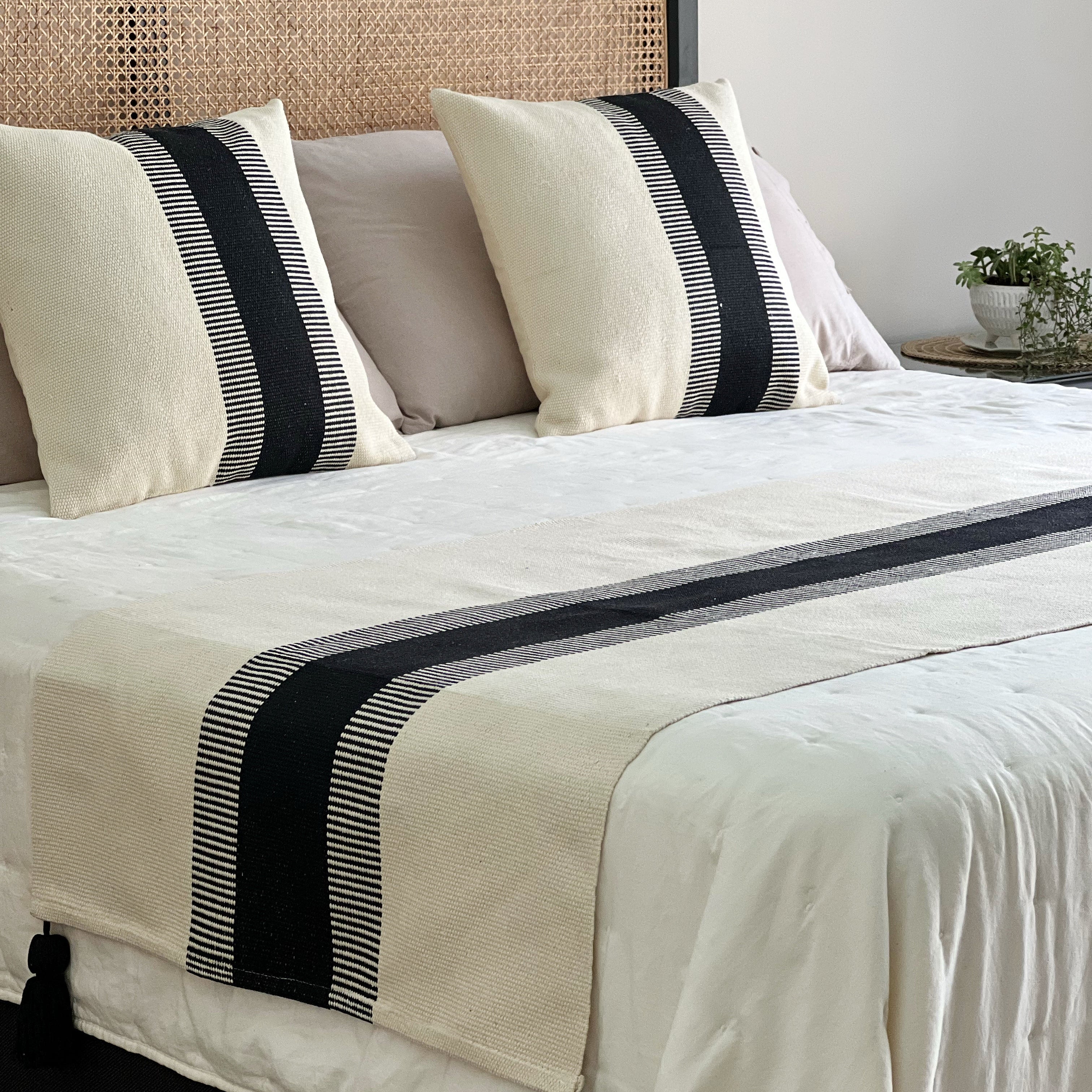 Set piecera trama negro franja 210x70 + 2 fundas de cojín 50x50 + rellenos gratis