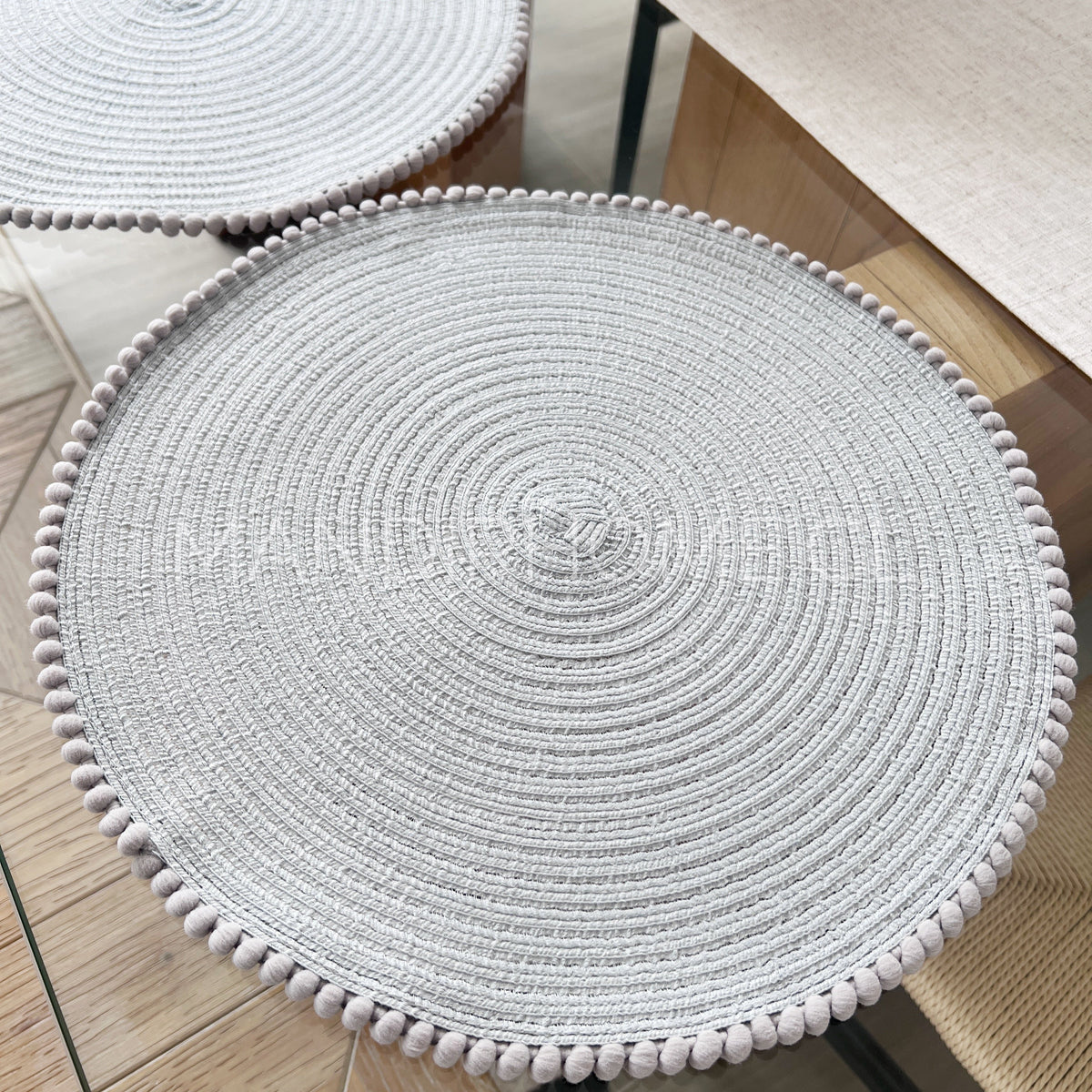 Individual Redondo Tela Pompones Gris