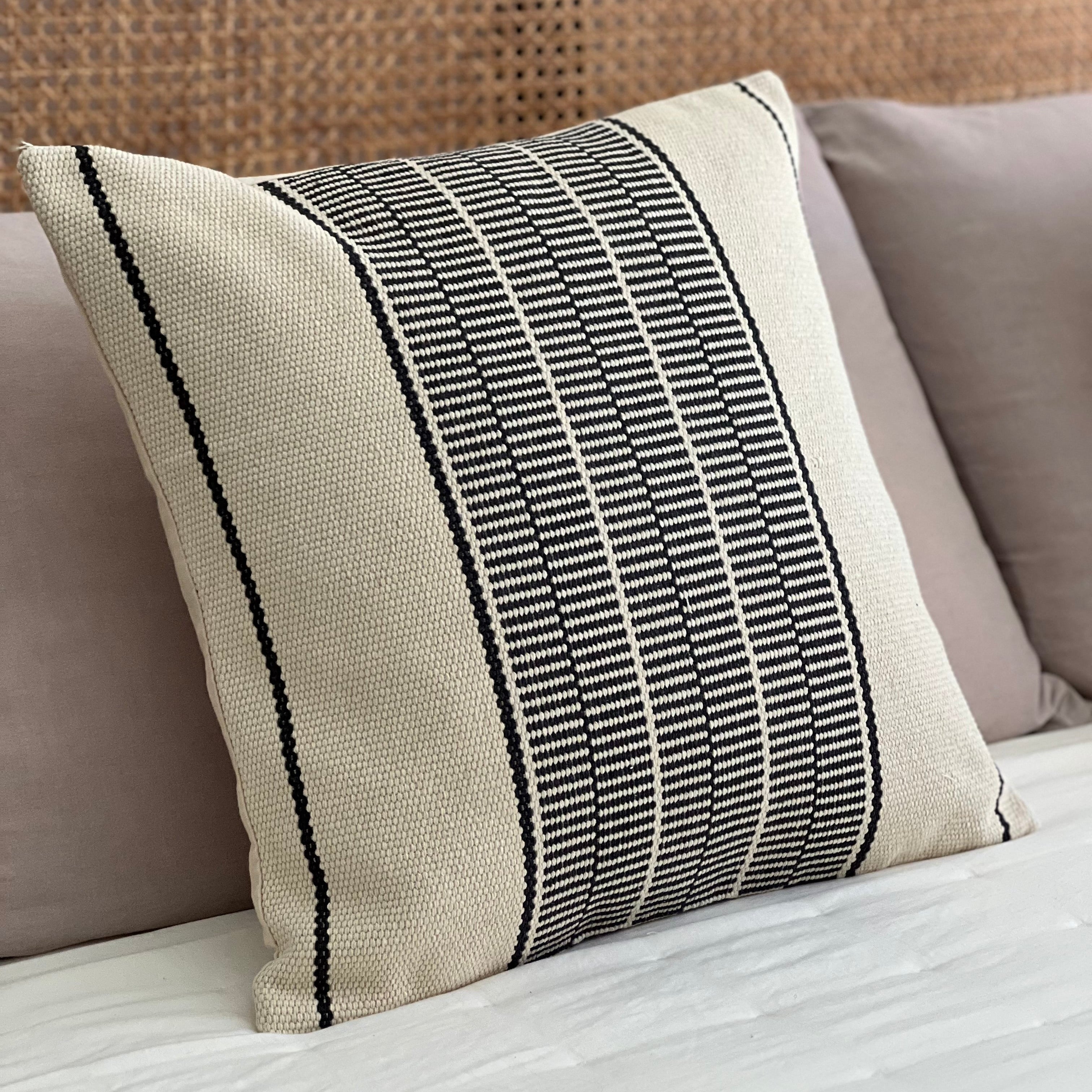 Set Piecera Negra Tejida con Borlas 210x70 cm + 2 Fundas Cojín 50x50 | Decoración de Dormitorio