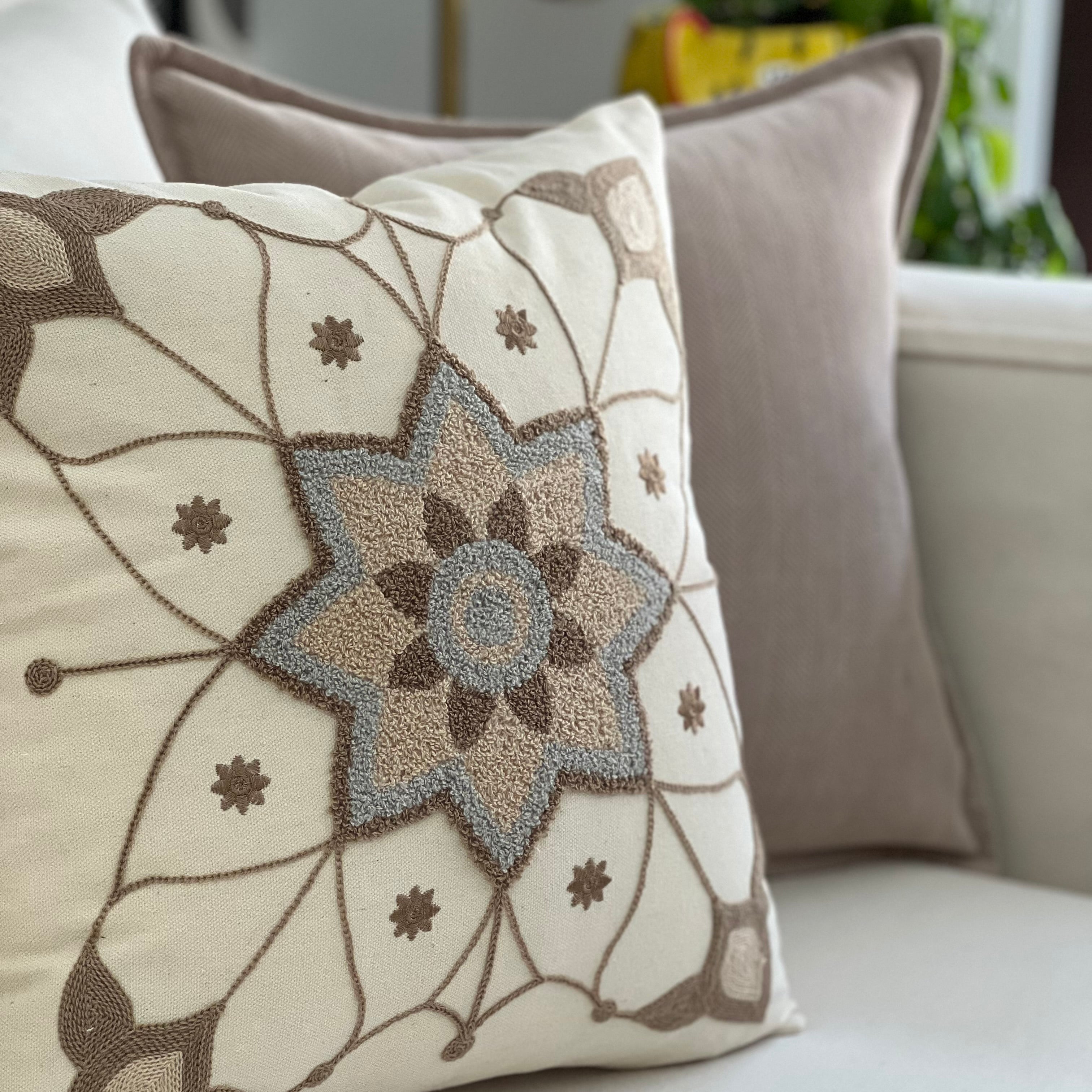 Funda de Cojín Bordado Mandala Beige Cuadrada 45x45cms