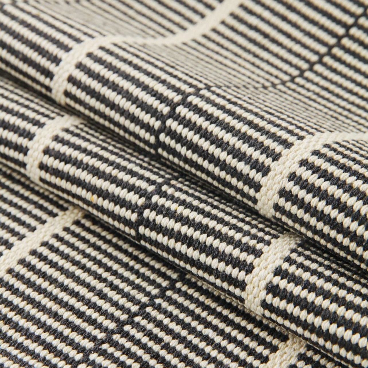 Set Piecera Trama Negro Tejido Borla 210x70cms + 2 Fundas Cojín 50x50cms