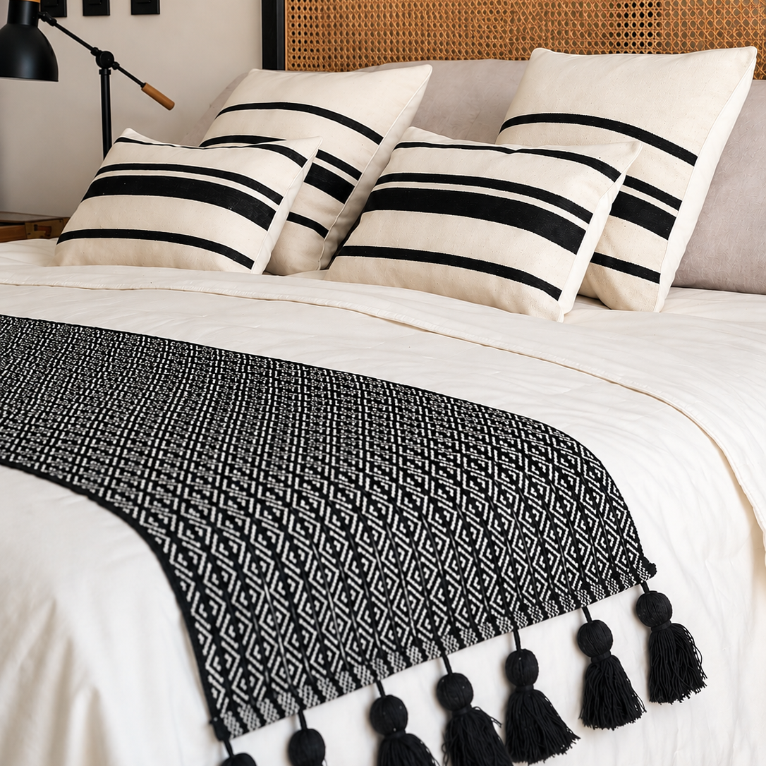 Set piecera negra borlas 210x70 + 4 cojines Marsella con rellenos gratis - Mandir Home
