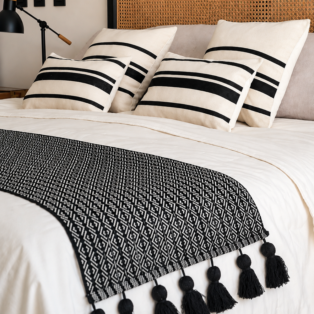 Set piecera negra borlas 210x70 + 4 cojines Marsella con rellenos gratis - Mandir Home