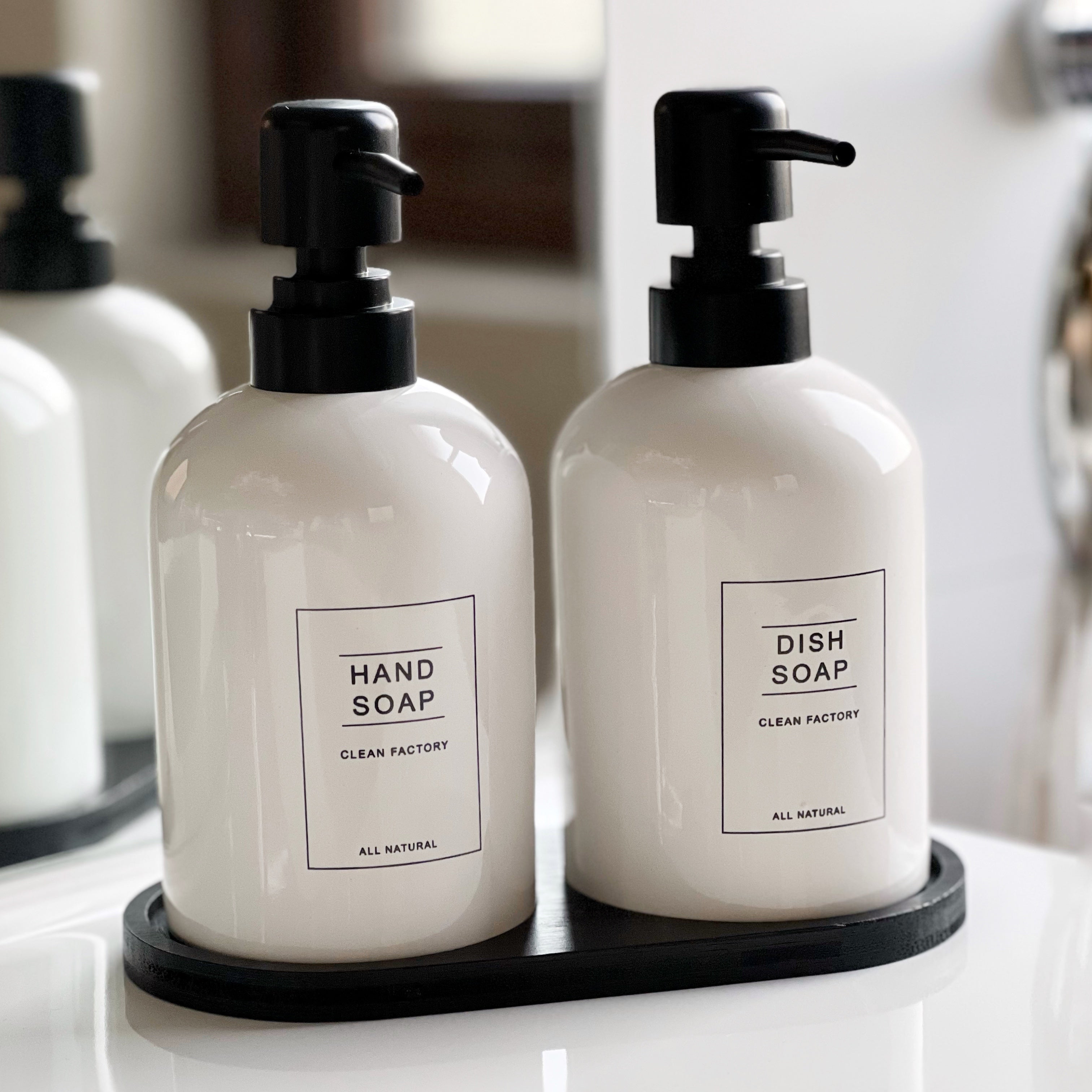 Set dispensador jabón y lavalozas + bandeja negra de madera