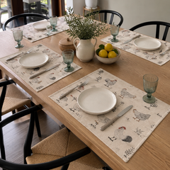 Pack Mesa Lista Gallinas · Mantel + 6 Individuales + 20 Servilletas GRATIS