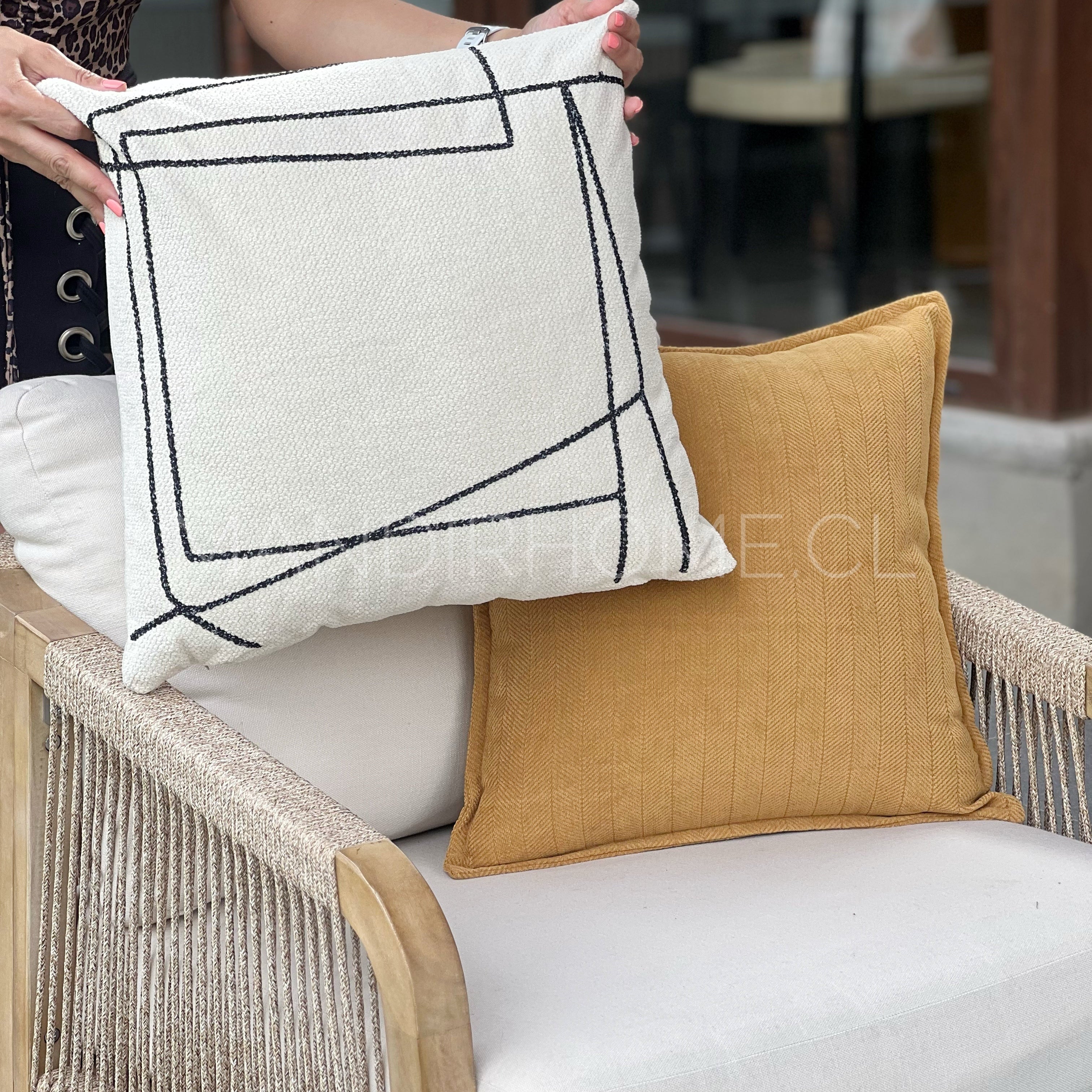 Funda Trazos Crudo y Negro Cuadrada