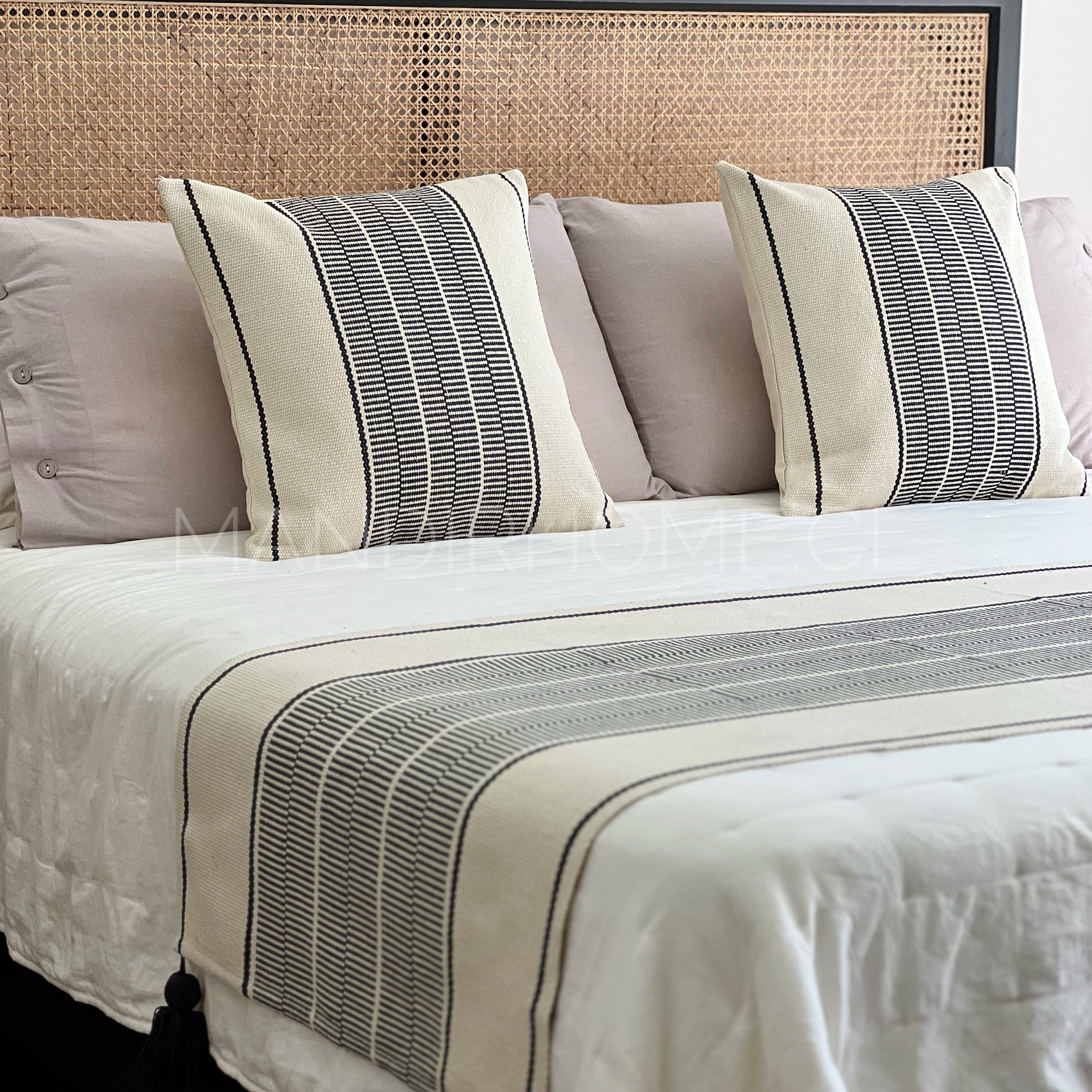 Set Piecera Negra Tejida con Borlas 210x70 cm + 2 Fundas Cojín 50x50 | Decoración de Dormitorio