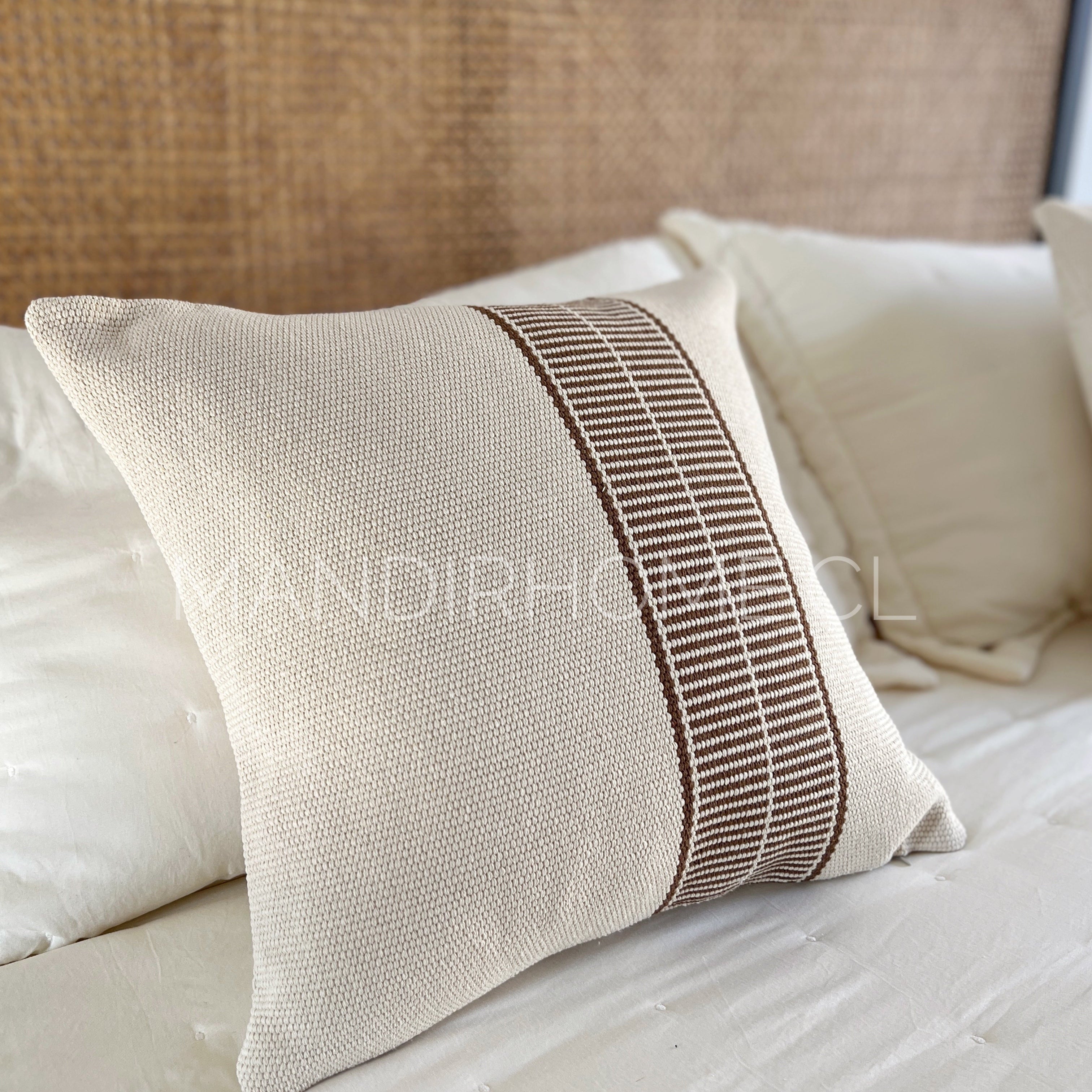 Set Piecera Origen Café Tejido Borla 210x60cms + 2 Fundas Cojín 45x45 cms