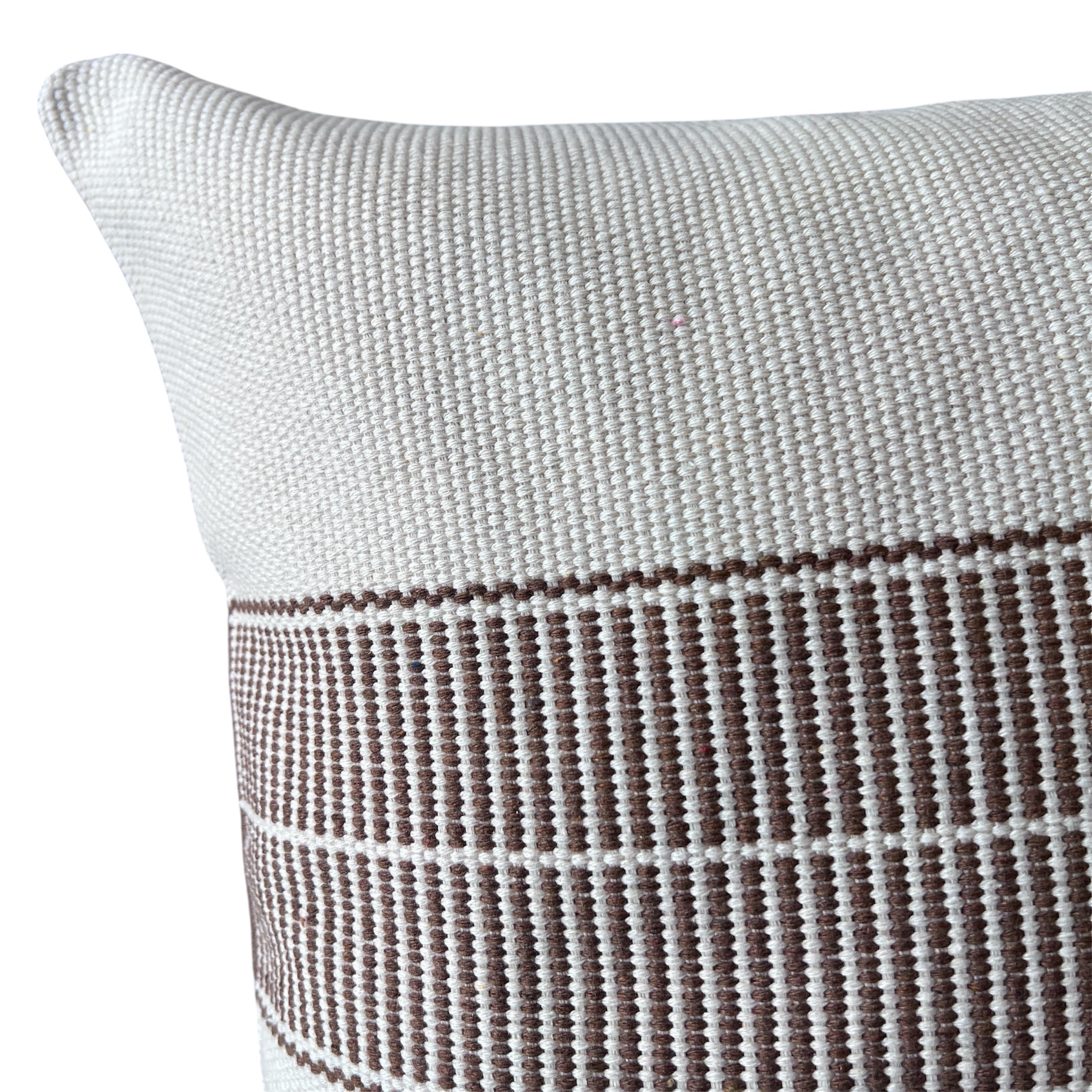 Funda de Cojín Boho Trama Café Tejido Cuadrado 50x50cms