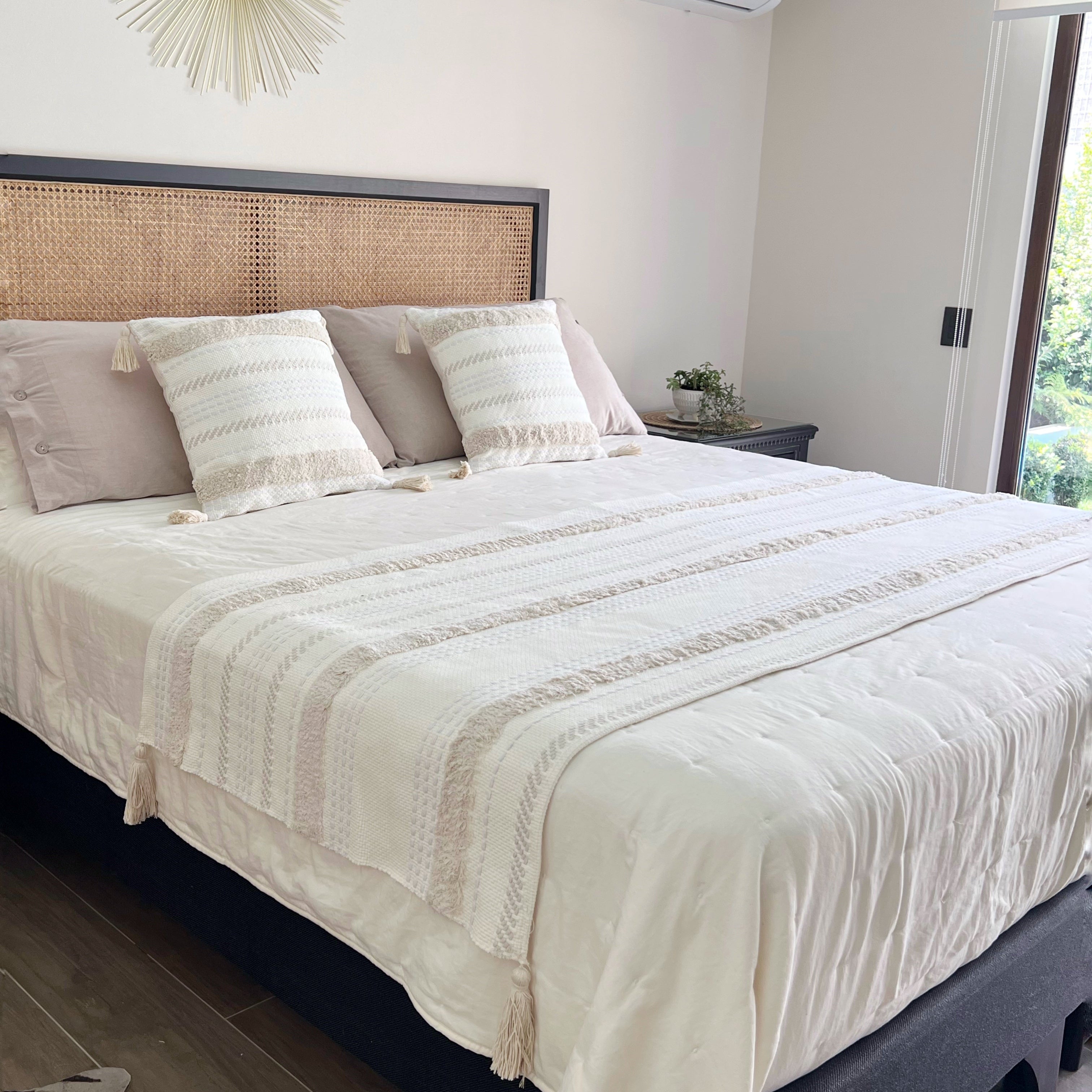 Set piecera líneal boho cruda 210x70 + 2 fundas de cojín 45x45 + rellenos gratis