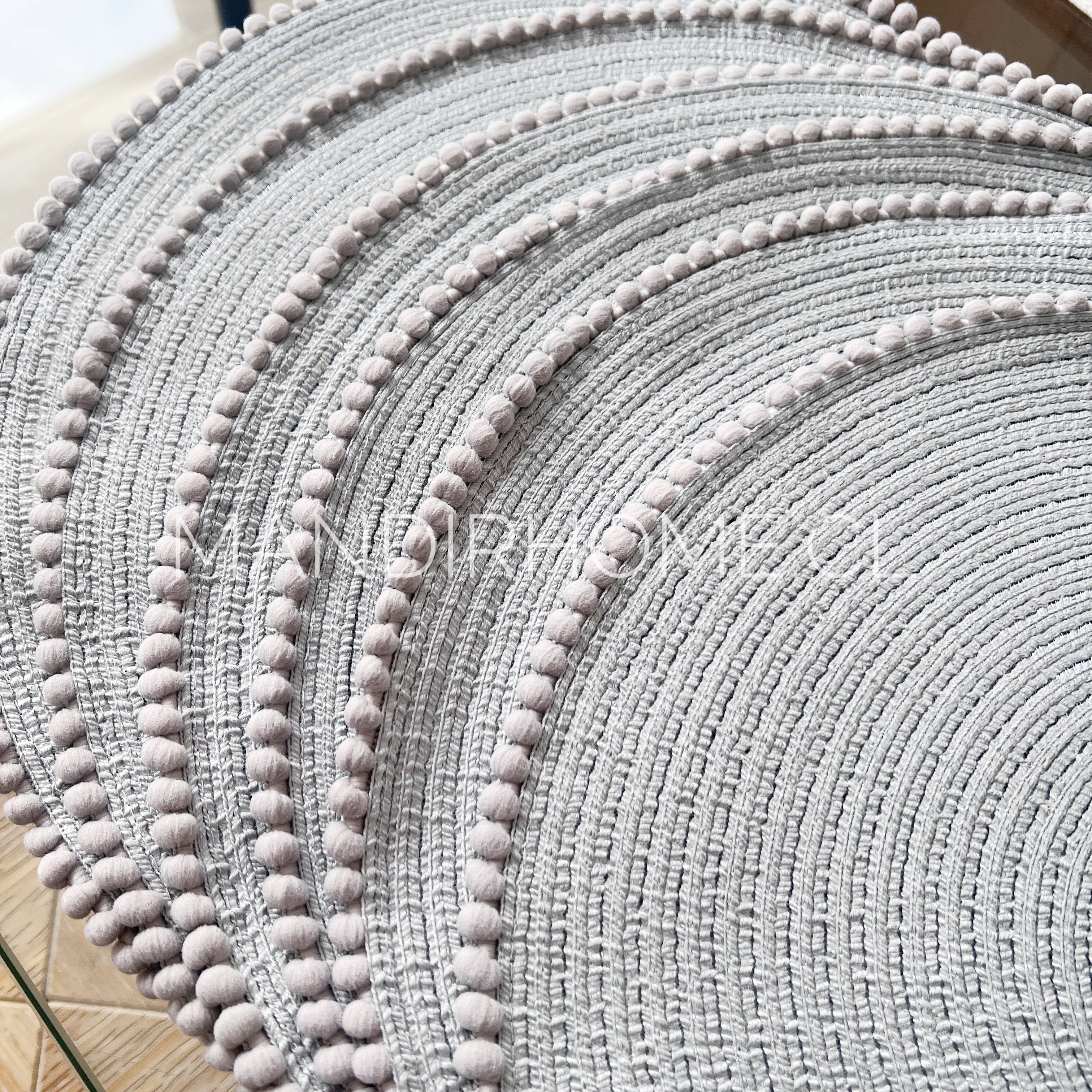 Individual Redondo Tela Pompones Gris