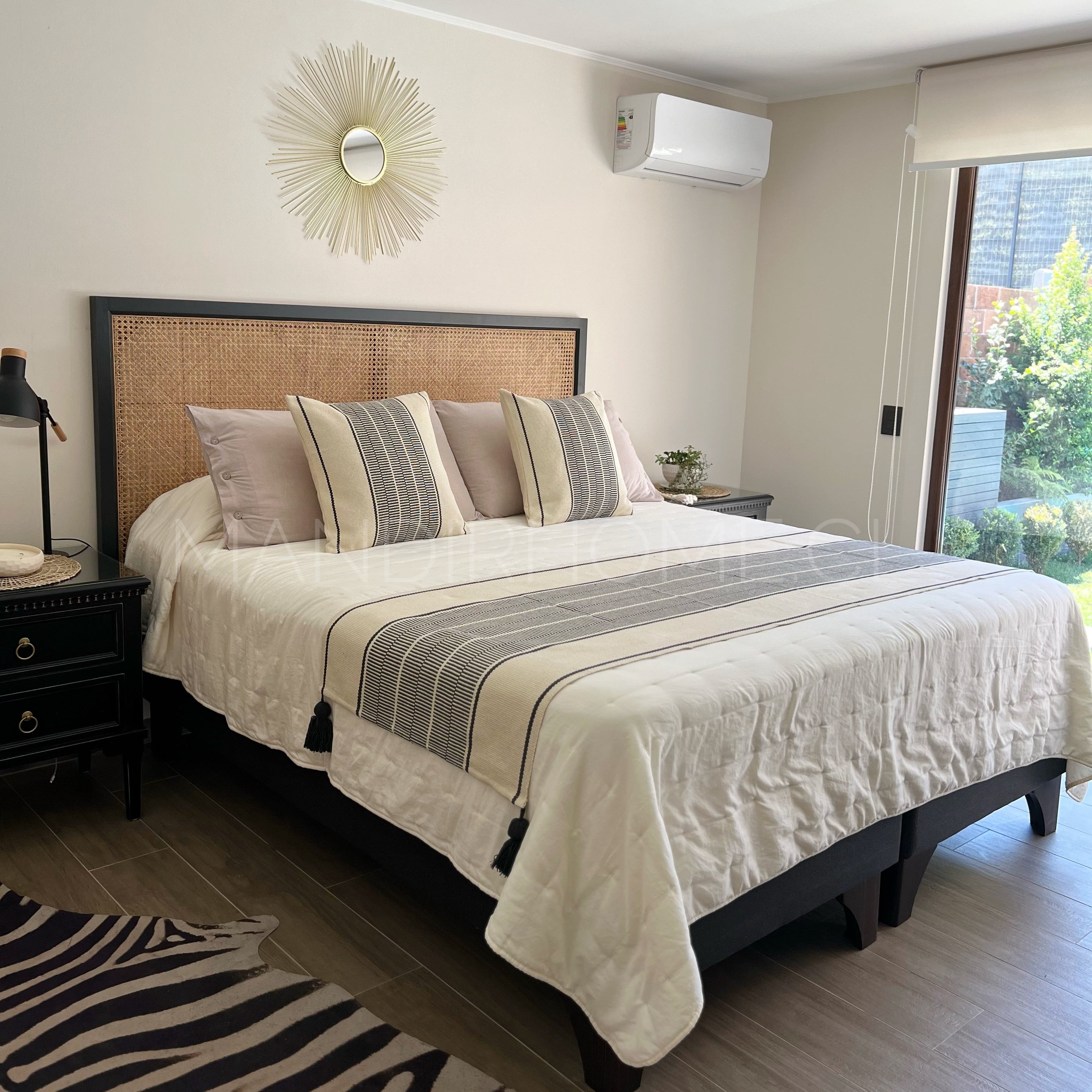 Set Piecera Negra Tejida con Borlas 210x70 cm + 2 Fundas Cojín 50x50 | Decoración de Dormitorio