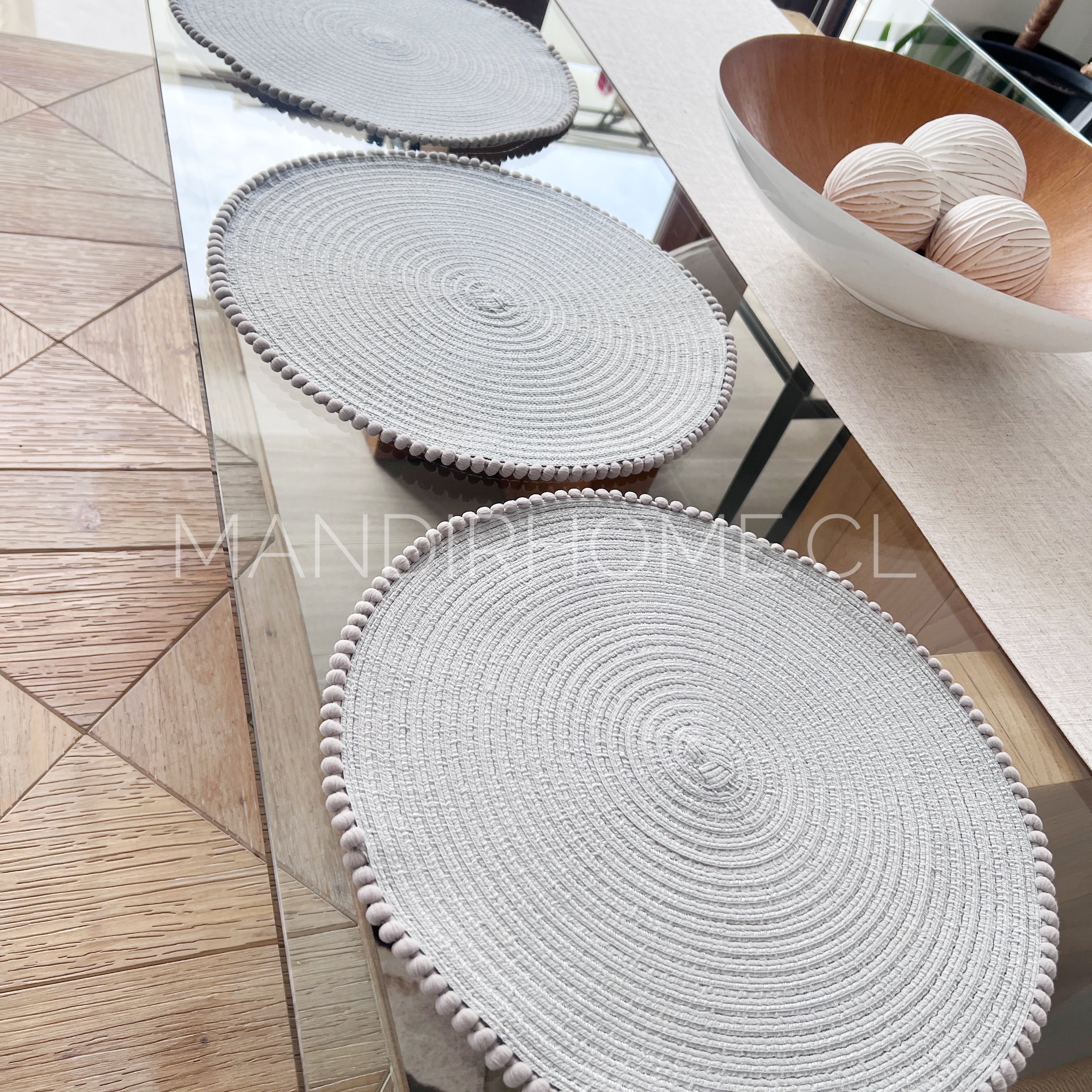 Individual Redondo Tela Pompones Gris