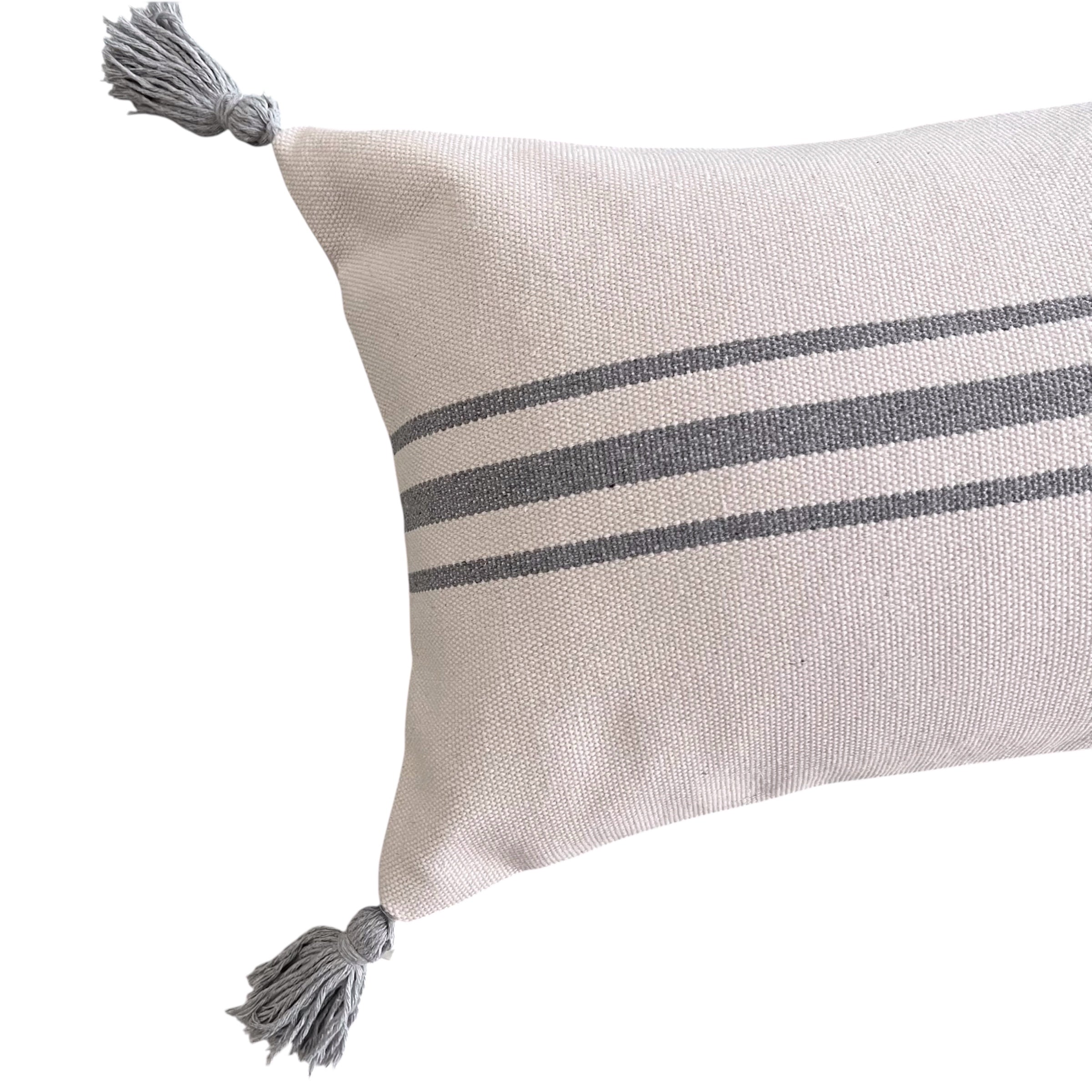 Funda de Cojín Boho Marsella Gris Pompón Tejido Rectangular