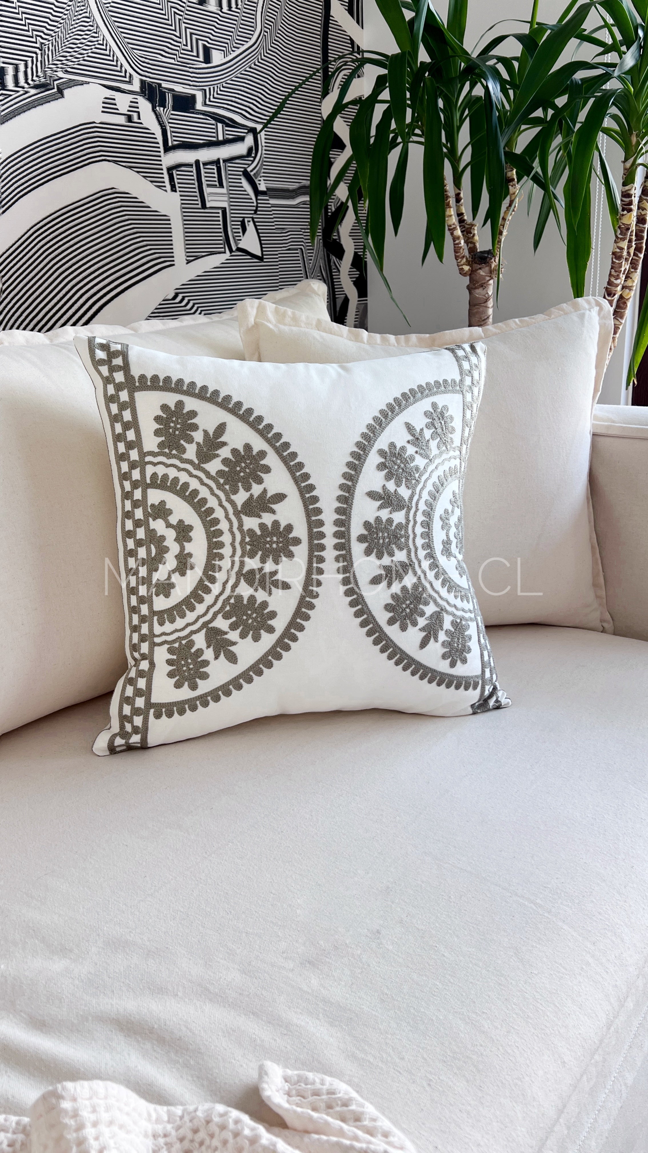 Funda de Cojín Bordado Medias Mandalas Gris Unicolor Cuadrada 45x45cms