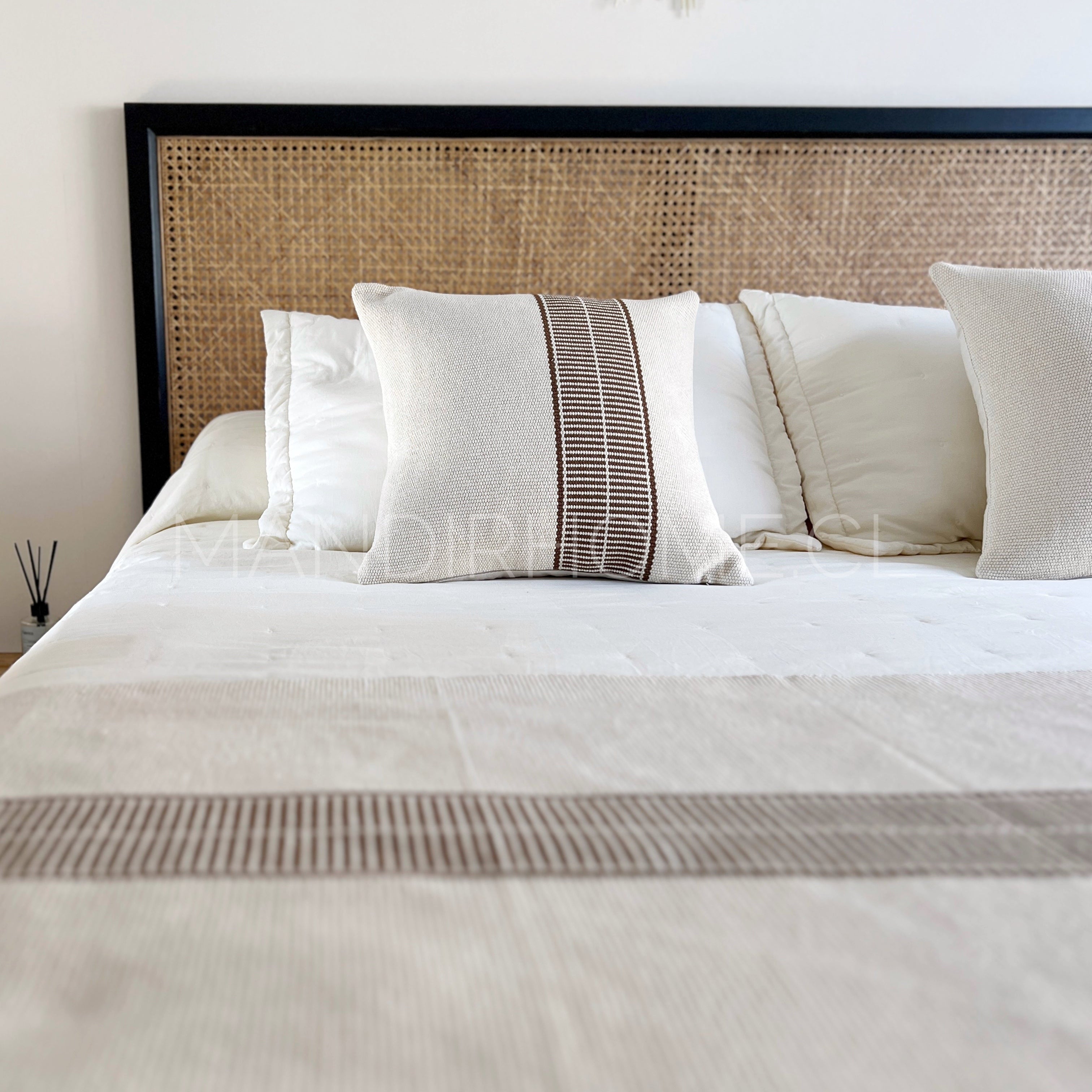 Set Piecera Origen Café Tejido Borla 210x60cms + 2 Fundas Cojín 45x45 cms