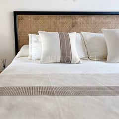 Set Piecera Origen Café Tejido Borla 210x60cms + 2 Fundas Cojín 45x45 cms