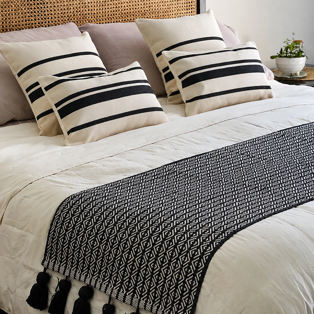 Set piecera negra borlas 210x70 + 4 cojines Marsella con rellenos gratis - Mandir Home